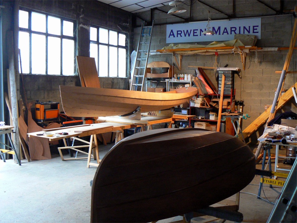 La coque de la Yole de Chester a une forme un peu approximative pour le moment, et je l'ai pos&eacute;e sur un ber r&eacute;alis&eacute; &agrave; cet effet. Notez au passage que j'ai &eacute;largi de trou du tableau arri&egrave;re pour en faire un vrai trou de godille, pas seulement un "truc" d&eacute;coratif. 