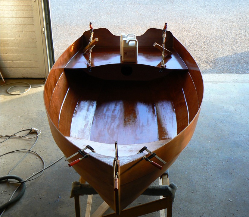 Collage des si&egrave;ges avant et arri&egrave;re de l'Arwen. Celui de l'avant tient tout seul en place, mais celui de l'arri&egrave;re se sauve, et je l'ai donc attach&eacute; avec les liens r&eacute;glables tr&egrave;s sobres que vous apercevez sur cette image. les bidons compensent pour le mauvais angle de travail des liens. 