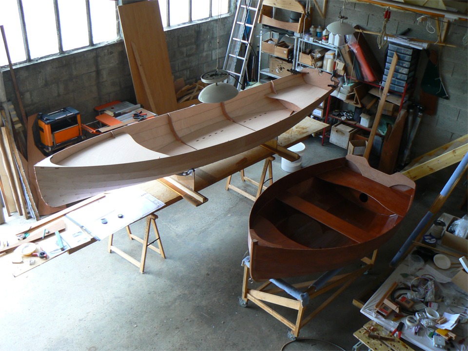 J'ai pos&eacute; toute la structure int&eacute;rieure dans la Yole de Chester et je trouve cette image amusante : pour rester dans la terminologie de Tolkien, on dirait Galadriel &agrave; cot&eacute; de Bilbo ! La yole est fine, pale, longiligne, &eacute;l&eacute;gante comme une reine des elfes, alors que l'Arwen (oups, autre elfe !) est courte et sombre (poilue ?) comme un hobbit. 