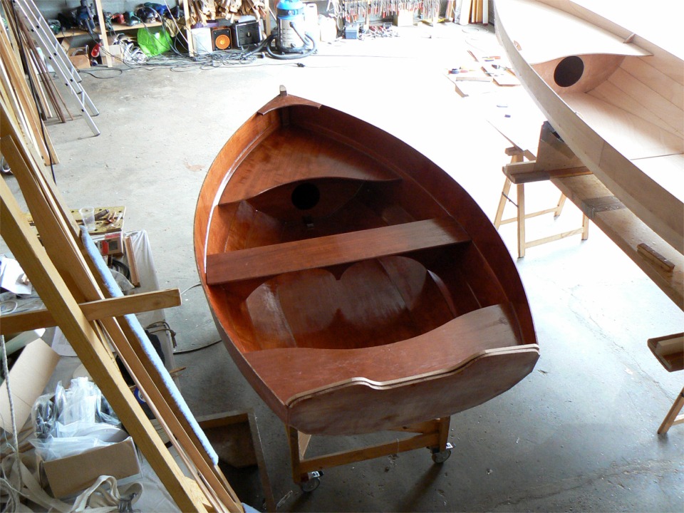 J'ai retaill&eacute; le raidisseur sous le banc central de l'Arwen afin qu'il ait un peu moins l'air d'un ouvrage d'art. Une &eacute;pontille reprendra la compression au milieu du banc, but&eacute;e sur une "varangue" sur la sole. Je mets des guillements autour de varangue car sur un fond plat, le terme est un peu impropre. 