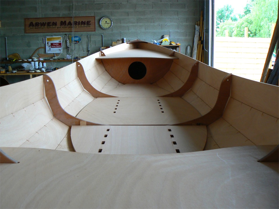 Je suis toujours bluff&eacute; par la conception de la Yole de Chester : la structure est tr&egrave;s peu intrusive, et on dispose de 2.80 m de plancher ininterrompu pour faire ce que l'on veut : ramer le jour et dormir la nuit, selon son architecte, John Harris. De l&agrave; &agrave; dire que la yole est un bateau de croisi&egrave;re... 