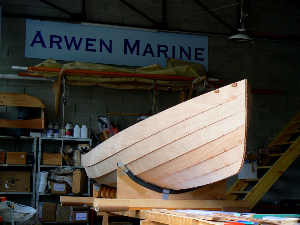 A part son cadrage remarquable (aille, mes chevilles !), cette image, montre tr&egrave;s bien la transition des bord&eacute;s du clin au franc-bord sur l'&eacute;trave, comme suite de la s&eacute;quence de la semaine derni&egrave;re. 