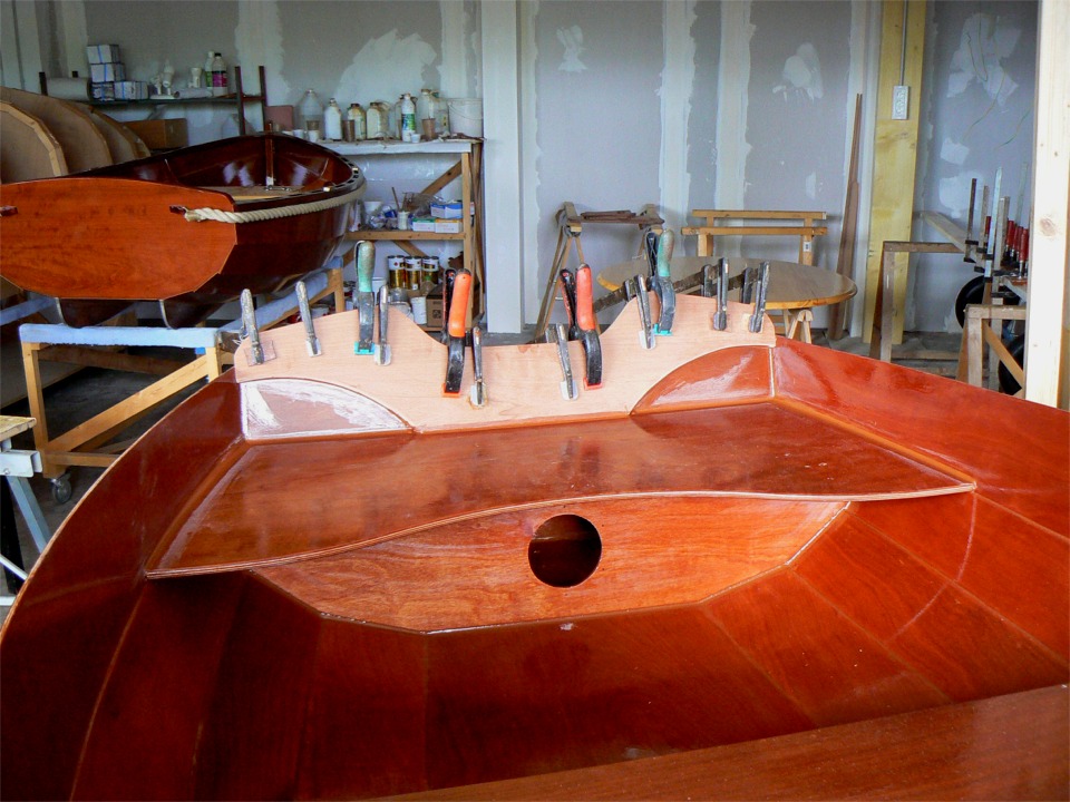 Collage du doubleur intérieur de tableau sur l'Arwen. Avant de prendre cette photo, j'ai passé un bon quart d'heure à racler toute l'époxy chargée qui ruisselait sous les découpes suite à la mise en pression du collage. 