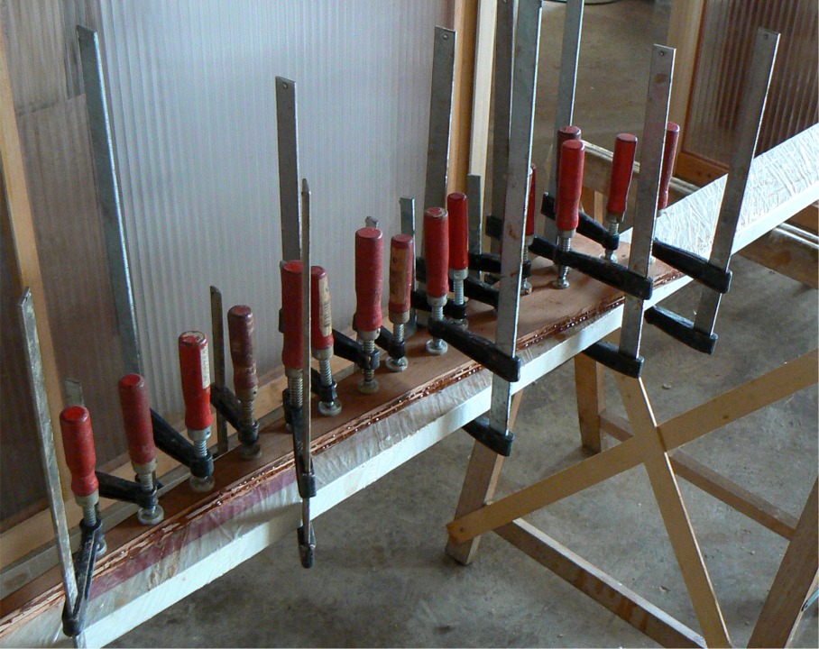 Seize contre un, m'sieur l'agent, l'aileron de l'Arwen n'avait aucune chance contre les presses ! Cette Arwen n'aura pas de skegs jumeaux, mais un seul aileron &agrave; la demande de son propri&eacute;raire, pour une esth&eacute;tique plus classique. Cet aileron unique est lamin&eacute; de 3 plis de contreplaqu&eacute; de 6 mm. 