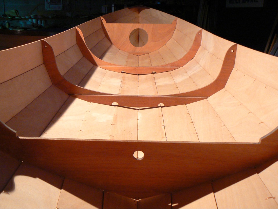 M&ecirc;me vue apr&egrave;s avoir enlev&eacute; les panneaux de plancher et les dessus de caissons. J'ai d&eacute;cid&eacute; de cr&eacute;er un l&eacute;ger "retour de galbord" : j'ai desserr&eacute; les sutures des deux bord&eacute;s 1 sur les membrures afin de leur conserver un angle plus aigu sur toute la longueur de la Yole. Je comblerai l'espace sous les membrures avec des cales coll&eacute;es &agrave; l'&eacute;poxy. Je trouve que cette forme plus harmonieuse donne une meilleure rigidit&eacute; au fond de la yole.