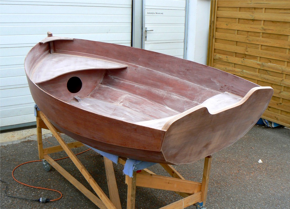 En parall&egrave;le, j'ai ponc&eacute; toute la surface int&eacute;rieure de l'Arwen, que revoici au stade "loukoum". J'ai un peu taill&eacute; des oreilles de Mickey en m&ecirc;me temps que j'ai ajust&eacute; la d&eacute;coupe du doubleur de tableau. 