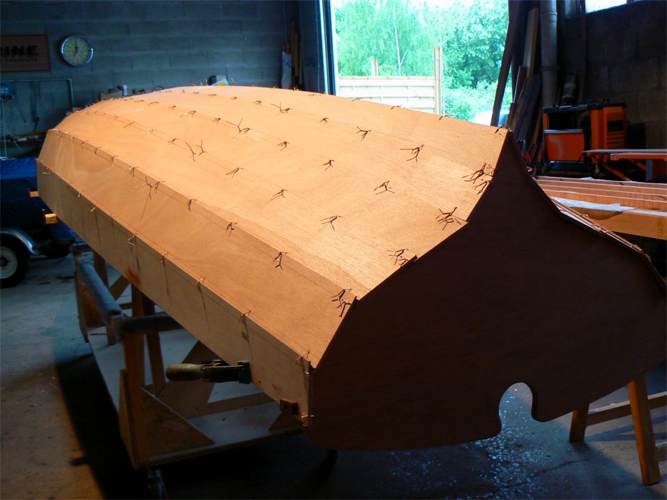 Igor est encore venu m'aider &agrave; remettre la Yole de Chester &agrave; l'envers afin de passer au collage. 