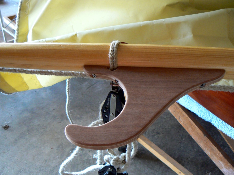 J'avais parl&eacute; d'un "encornat" pour la b&ocirc;me de mon Skerry : voil&agrave; qui est fait. Son int&eacute;r&ecirc;t est de bloquer la b&ocirc;me vers l'avant (dans la "fourche" qui pivote autour du m&acirc;t) lorsque l'on borde l'&eacute;coute au pr&egrave;s. 