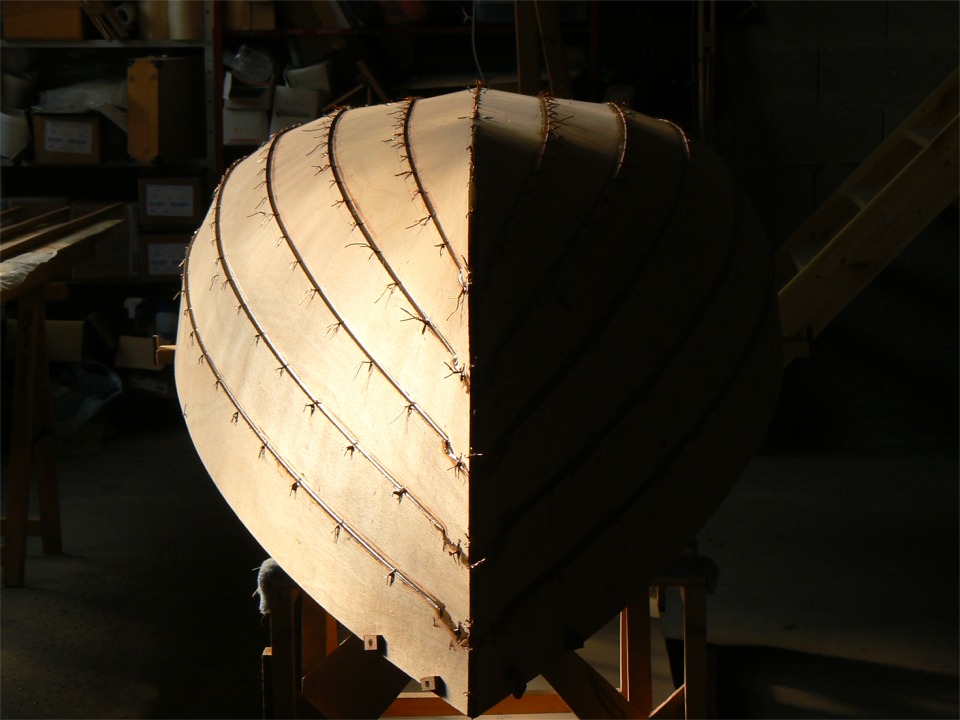 Je prends cette photo du jeu de la lumi&egrave;re sur la coque en attendant Igor qui doit m'aider &agrave; la retourner encore une fois. 