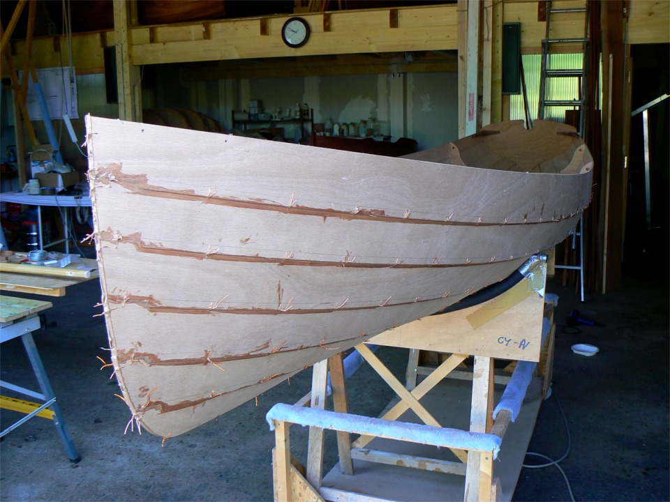 Voil&agrave; qui est fait. Je vais maintenant impr&eacute;gner toute la surface int&eacute;rieure avant de faire les joints, poncer tout cela et faire la stratification avant de terminer en r&eacute;installant les membrures. 