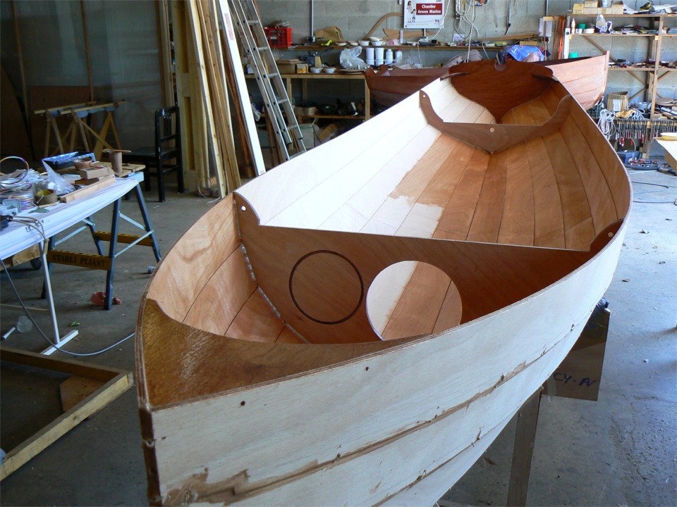 J'ai commenc&eacute; l'impr&eacute;gnation, et on voit la diff&eacute;rence entre les zones "brutes" et celles d&eacute;j&agrave; pass&eacute;es &agrave; l'&eacute;poxy, o&ugrave; le fil du bois ressort apr&egrave;s avoir &eacute;t&eacute; "mouill&eacute;" par l'&eacute;poxy. 