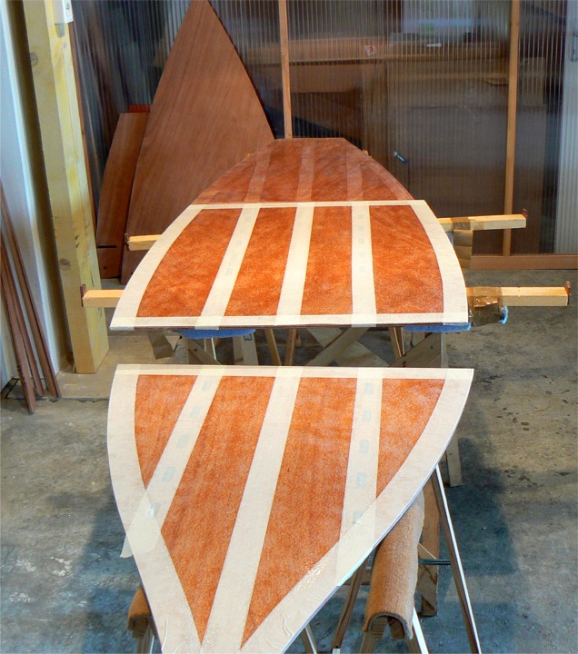 J'ai ponc&eacute; la premi&egrave;re couche d'impr&eacute;gnation &eacute;poxy sur les planchers et j'ai masqu&eacute; pour appliquer l'antid&eacute;rapant : une couche fra&icirc;che d'&eacute;poxy sur laquelle je saupoudre des microsph&egrave;res de verre. Au fond, j'ai d&eacute;j&agrave; enlev&eacute; l'adh&eacute;sif de masquage sur le panneau avant. 