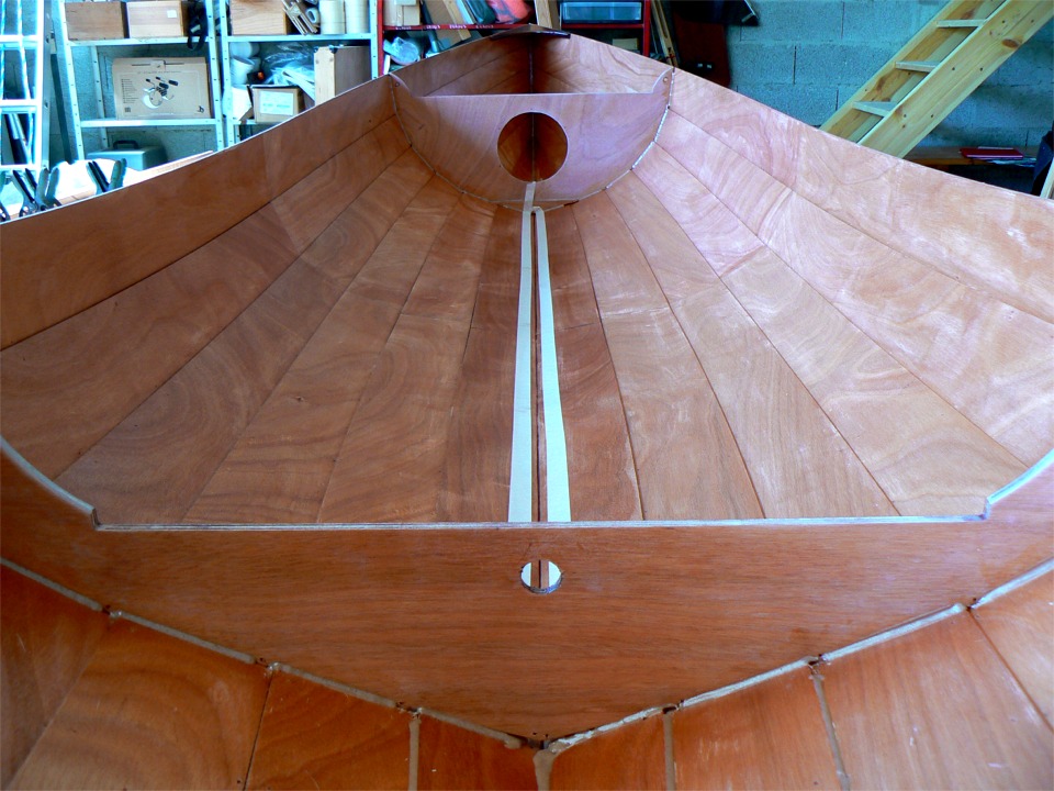 Voil&agrave; tout l'int&eacute;rieur impr&eacute;gn&eacute;. J'ai masqu&eacute; pour le joint du fond, le plus large et le seul qui ne soit pas "born&eacute;" dans un angle. Au premier plan, on voit que j'ai interrompu mon joint-cong&eacute; sur la cloison arri&egrave;re entre les sutures : maintenant que celles-ci sont enlev&eacute;es, le vais repasser une seconde couche sur ce joint, couche continue et de plus grand rayon. 