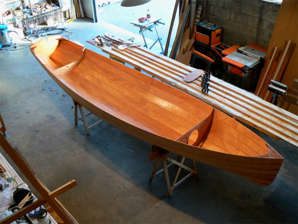 Mission accomplie, tous les joints sont faits, et j'ai aussi bouch&eacute; tous les trous des sutures. Un bon gros pon&ccedil;age et je vais pouvoir stratifier les six bord&eacute;s de fond. 