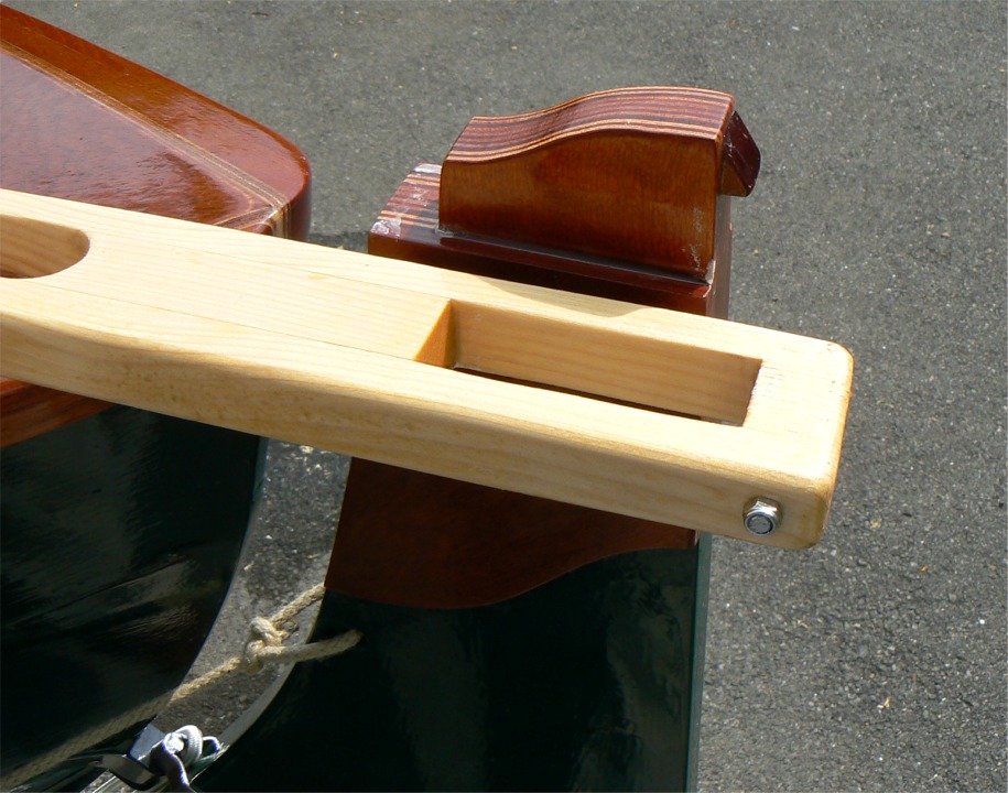 Par demande populaire, voici deux images de mon gouvernail. Ici, la barre est enlev&eacute;e et pr&eacute;sent&eacute;e devant la t&ecirc;te de gouvernail. Celle-ci pr&eacute;sente un ergot sur l'arri&egrave;re et un "plat" devant. 