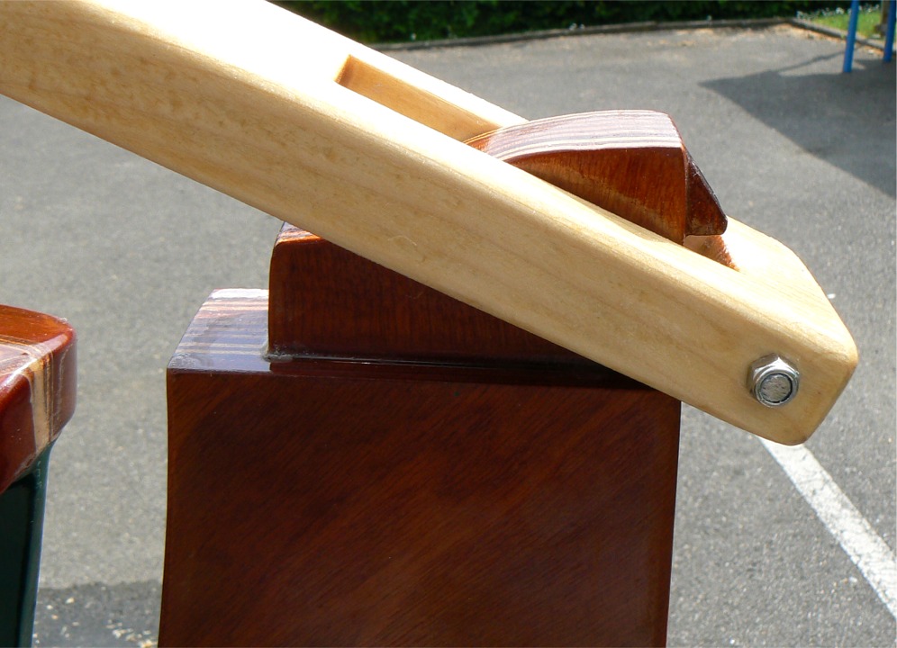 La barre s'enfiche en oblique sur la t&ecirc;te, et elle sera "verrouill&eacute;e" d&egrave;s lors qu'elle n'est pas trop lev&eacute;e. Ainsi, on peut la d&eacute;gager tr&egrave;s facilement en la levant et la poussant l&eacute;g&egrave;rement en arri&egrave;re. Un bout de tige filet&eacute;e inox avec deux &eacute;crous frein&eacute;s renforce la barre &agrave; cet endroit.