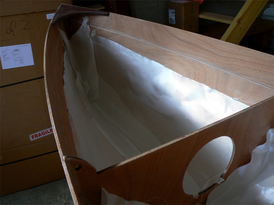 Dans le compartiment avant, j'ai trois pi&egrave;ces de tissu, avec un bon recouvrement sur la ligne de quille et surtout au brion, avec trois couches. 