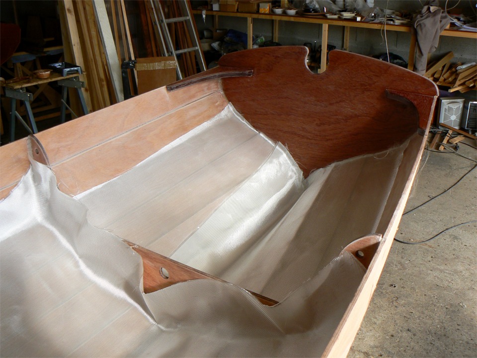 Je croise deux pi&egrave;ces de tissu dans le caisson arri&egrave;re, afin d'avoir une plus forte &eacute;paisseur sur la quille gr&acirc;ce au recouvrement. 