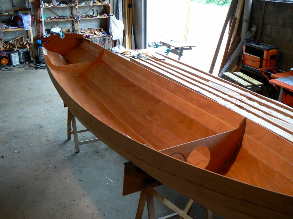 Voil&agrave; qui est fait, et j'ai coup&eacute; tous les exc&eacute;dents de tissu non satur&eacute; sur les bords. Encore deux couches de r&eacute;sine &eacute;poxy pour "remplir la trame" du tissu, et il sera pratiquement invisible sous le vernis. 