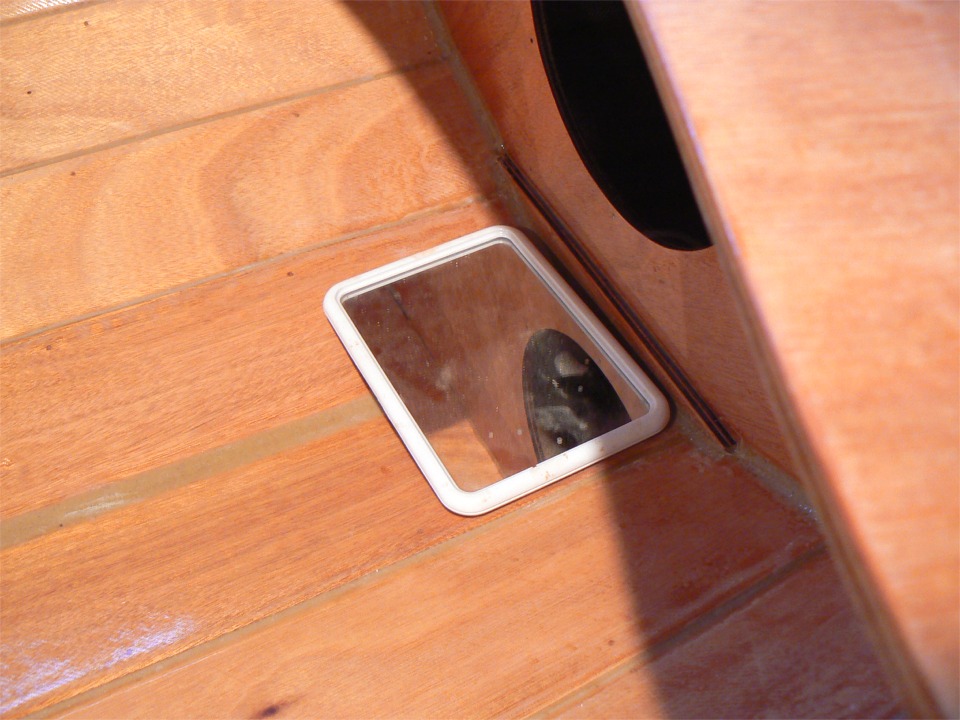 J'utilise ce petit miroir pour qu'il me dise si je suis toujours la plus belle en mon royaume (ah non, &ccedil;a c'est dans Blanche Neige !) Mais il me dit quand-m&ecirc;me si les dessus de caissons reposent bien sur le haut de la cloison ou s'il reste un jour &agrave; combler. En effet, on peut se faire pi&eacute;ger car la pi&egrave;ce peut coincer entre les bord&eacute;s et ne pas descendre &agrave; fond.