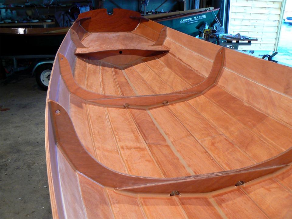 Apr&egrave;s un nouveau pon&ccedil;age, j'ai re-sutur&eacute; les membrures en place et les ai coll&eacute;es, de m&ecirc;me que les dessus de caissons. J'ai fait des joints-cong&eacute;s de rayon assez important sur les cot&eacute;s des varangues, et de rayon moindre sur les cot&eacute;s des membrures (genoux et alonges si c'&eacute;tait une construction traditionnelle en bois d'arbre). 