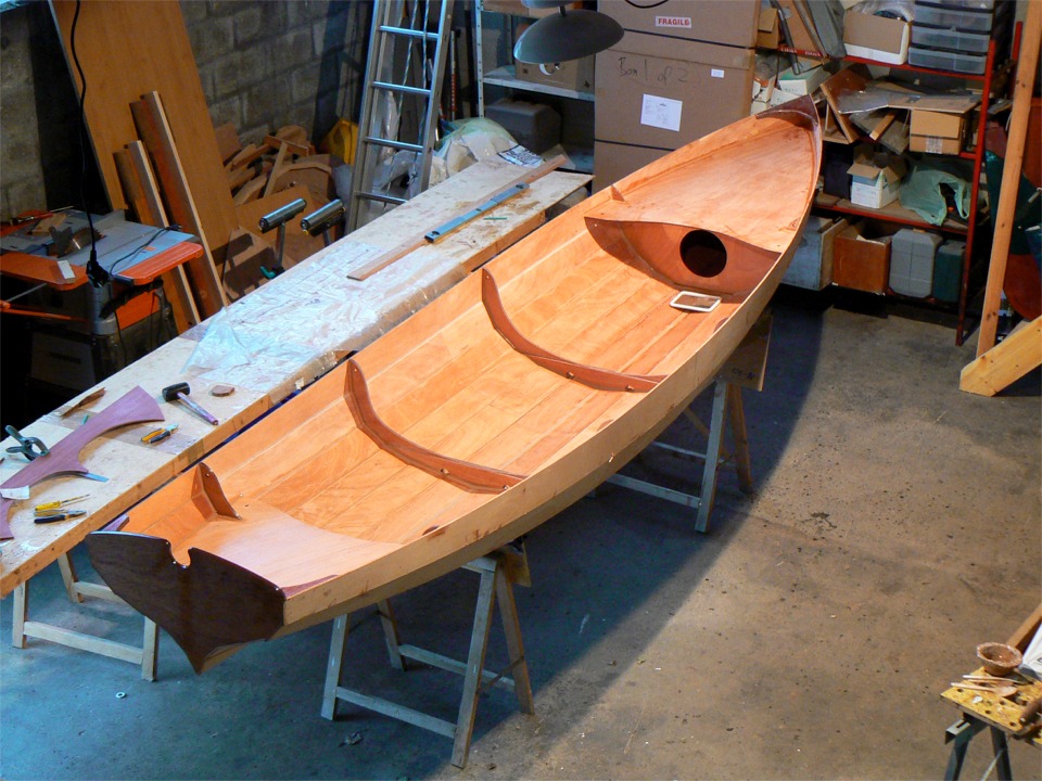 Le collage des membrures et des dessus de caissons est une &eacute;tape importante dans la construction de la Yole de Chester : le bateau est essentiellement complet, il ne manque plus que les listons et le skeg. Je dois encore impr&eacute;gner tous les bord&eacute;s sur l'ext&eacute;rieur, stratifier les deux bord&eacute;s de fond sur l'ext&eacute;rieur et beaucoup poncer partout... 