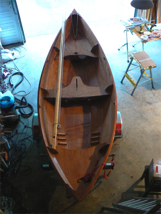 J'ai rentr&eacute; le Skerry apr&egrave;s une bonne averse (pour avoir la place de circuler, je le sors syst&eacute;matiquement dans la cour car il reste en permanence sur sa remorque), et malgr&eacute; le nable que l'on distingue au pied du banc central, il y a un petit fond d'eau sur la sole, question de pente.. 