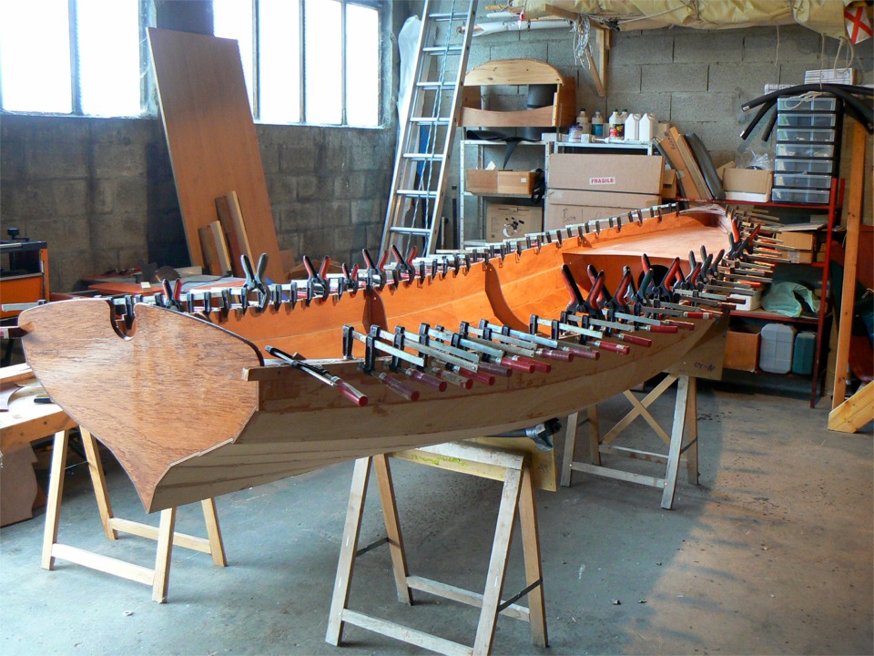 Collage du premier pli des listons, mes presses sont de sortie ! J'ai compl&eacute;t&eacute; ma collection lorsque nous avons construit les deux Skerry en "construction accompagn&eacute;e", et maintenant j'ai m&ecirc;me du rab ! 