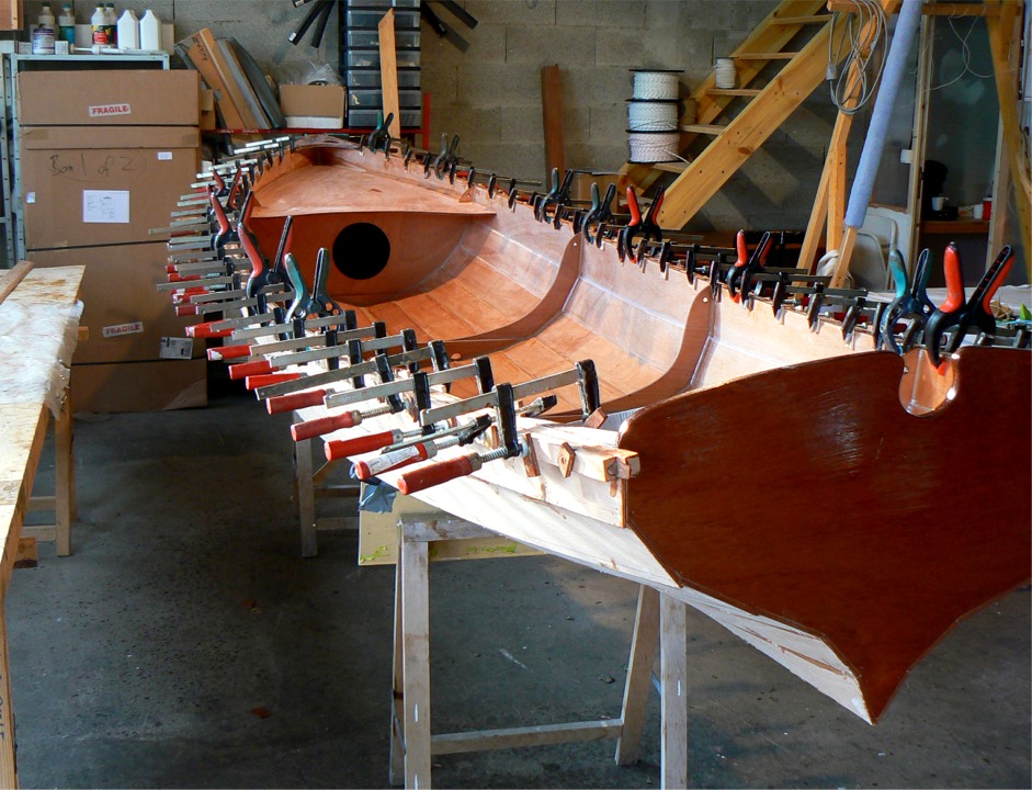 J'ai utilis&eacute; un durcisseur rapide avec mon &eacute;poxy et je colle le second pli des listons 6 heures apr&egrave;s le premier. Malgr&eacute; le durcisseur rapide, j'ai fait vite pour enlever les presses du premier pli ("sec" mais pas encore tr&egrave;s dur) et les remettre sur le second pli. Je triche un peu : j'ai mis 2 vis inox &agrave; chaque extr&eacute;mit&eacute; du premier pli, juste au cas o&ugrave;... 