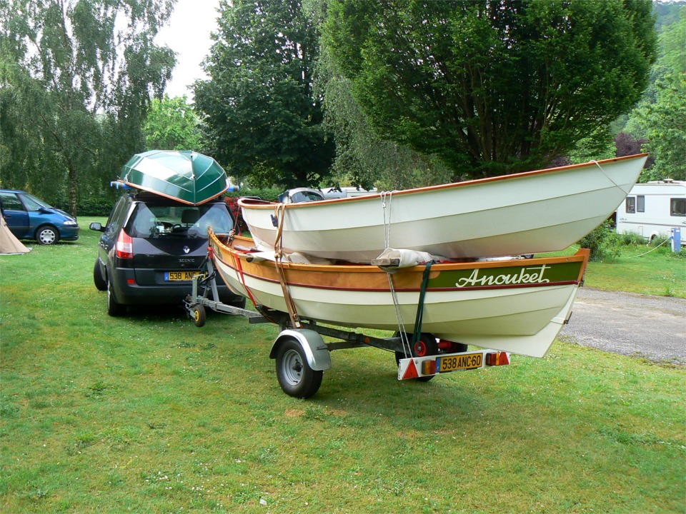 Nous voilà arrivés au camping de Rodaven, à Chateaulin, où Christophe nous a réservé un accueil très sympathique. Le quatrième Skerry, La Marie Pupuce de Gérard, est déjà là, invisible à la gauche de l'image. 