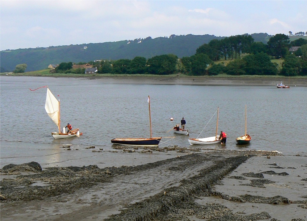 Les quatre Skerry sont à l'eau en compagnie du bateau de Ronan C. La vase est très molle et on s'enfonce profondément. Ludo s'est fait une belle entaille au pied sur les huitres sauvages qui infestent le moindre support solide, et dont le bord de la coquille est très coupant. 