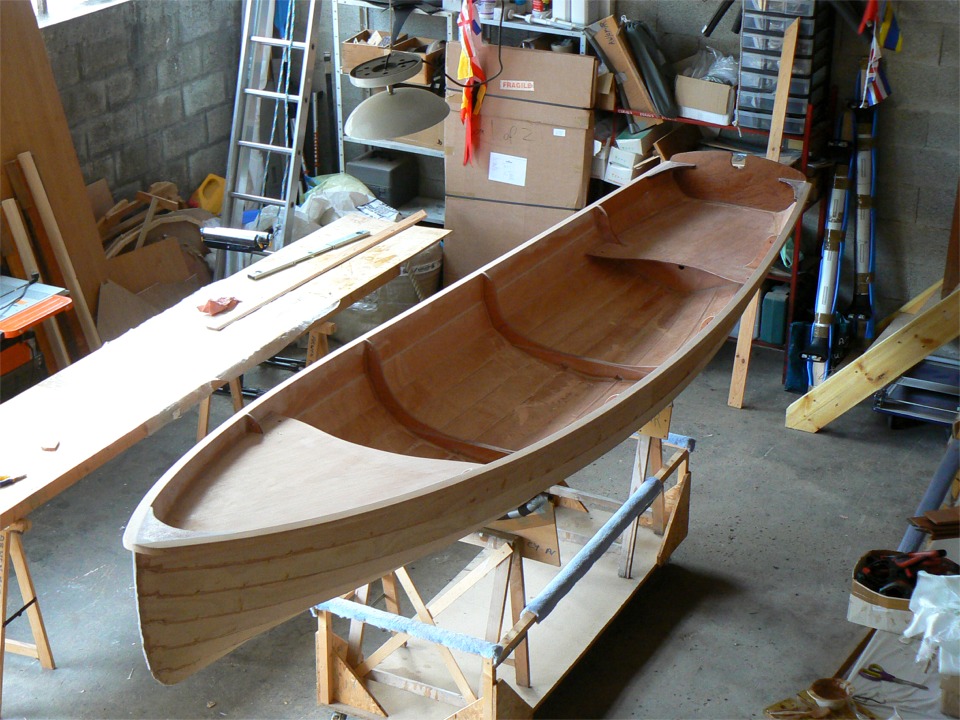 Comme l'indique la sciure accumul&eacute;e dans le fond de la Yole de Chester, je viens de faire un gros pon&ccedil;age sur les listons. 