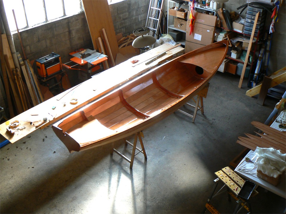 J'ai ensuite pass&eacute; une nouvelle couche d'&eacute;poxy sur l'ensemble de la surface int&eacute;rieure et sur les listons. Encore une seconde couche d'&eacute;poxy sur les listons et je peux tourner la yole pour stratifier l'ext&eacute;rieur.