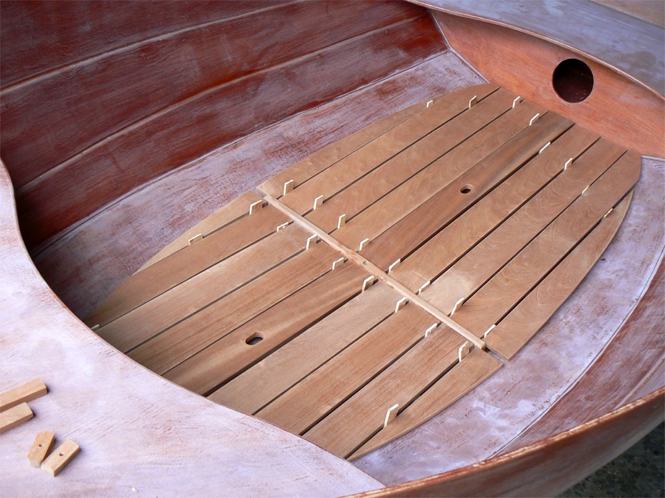 Je reprends le travail sur l'Arwen. J'&eacute;tais un peu coinc&eacute; avec son plancher, que je ne savais pas trop comment r&eacute;aliser. J'ai finalement d&eacute;cid&eacute; de faire des lames de 75 mm de large et 12 mm d'&eacute;paisseur, s&eacute;par&eacute;es par des espaces de 5 mm et r&eacute;li&eacute;es par des traverses cach&eacute;es dessous. 