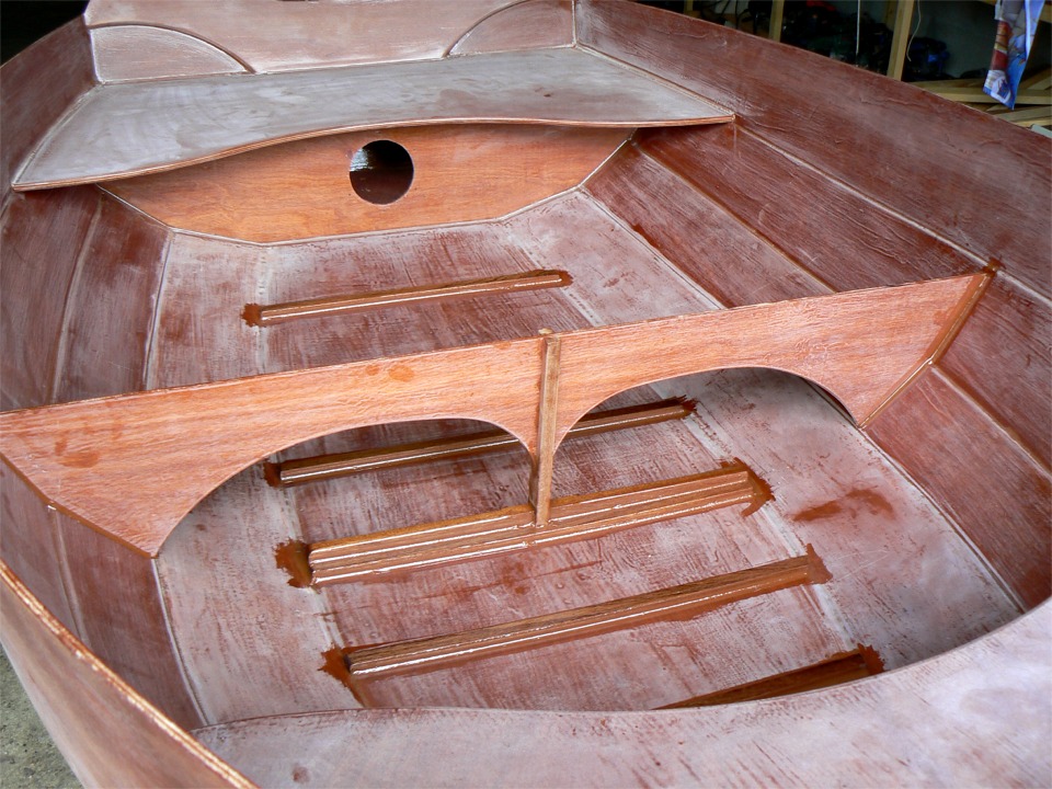 Le plancher repose sur des "varangues" coll&eacute;es sur la sole. L'absence d'anguillers est compens&eacute;e par le fait que la sole est plate et il suffira de faire g&icirc;ter un tout petit peu l'Arwen pour que l'eau circule librement afin d'&ecirc;tre &eacute;cop&eacute;e en un seul point. Ici, je viens de passer une couche d'&eacute;poxy sur les varangues. Je viens aussi de coller le raidisseur du banc central et son &eacute;pontille. 