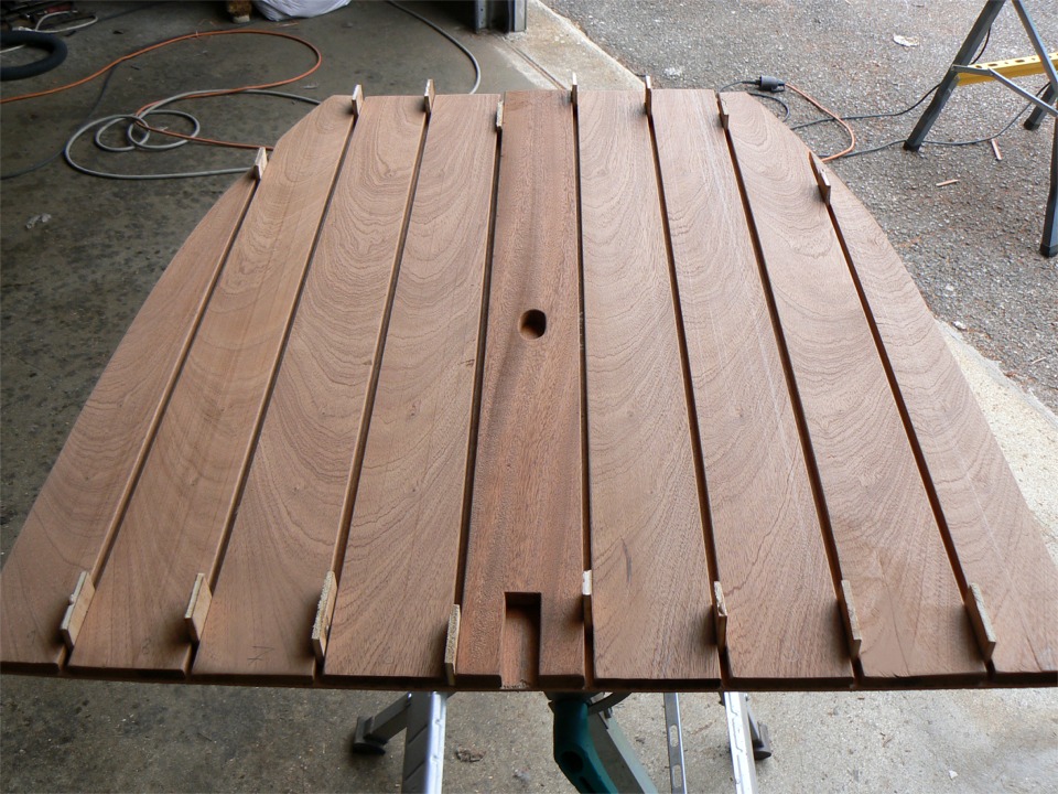 La lame centrale est plus &eacute;paisse (15 mm) car c'est elle qui tiendra le plancher, gr&acirc;ce au taquet tournant qui la traversera. Les cales en contreplaqu&eacute; maintiennent l'&eacute;cartement entre les lames, que j'ai d&eacute;bit&eacute; dans un gros morceau de sapelli joliment vein&eacute; (attendez qu'il soit verni). La lame centrale provient d'une autre pi&egrave;ce, et elle un peu plus rouge. 