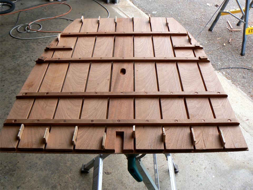 J'ai coll&eacute; les traverses &agrave; l'&eacute;poxy et mis une vis en bronze &agrave; chaque intersection, sauf celles qui sont trop pr&egrave;s des bords, car j'affinerai les traverses pour que le plancher puisse aller le plus loin possible sur les cot&eacute;s. J'ai donc mis des vis temporaires, dont je boucherai le trou &agrave; l'&eacute;poxy charg&eacute;e. 