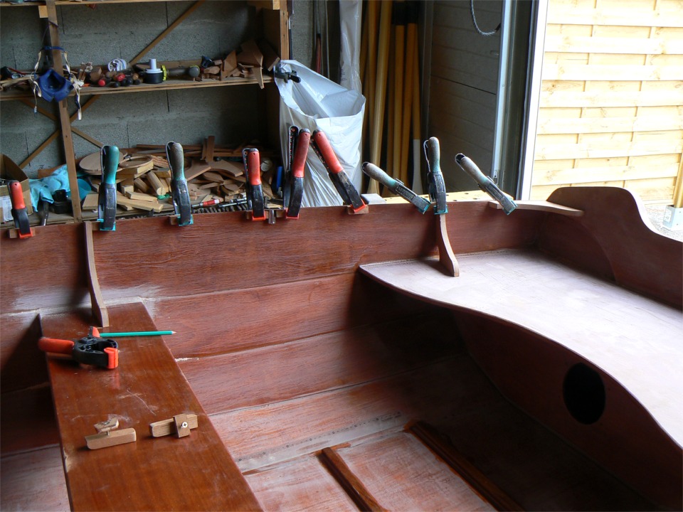 J'ai coll&eacute; le banc central et je pr&eacute;pare la distribution des cales de la lisse int&eacute;rieure et des courbes des si&egrave;ges. J'ai attendu d'avoir fini l'am&eacute;nagement du plancher avant de coller le banc central, afin de garder un bon acc&egrave;s au fond tant que j'en avais besoin. 