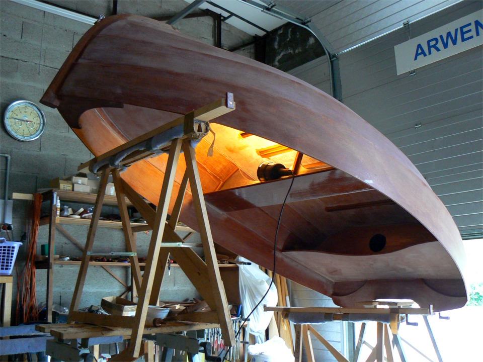 Interm&egrave;de "tortue" : je fais les joints-cong&eacute;s dans l'angle entre le haut des cloisons et le dessous des si&egrave;ges. 