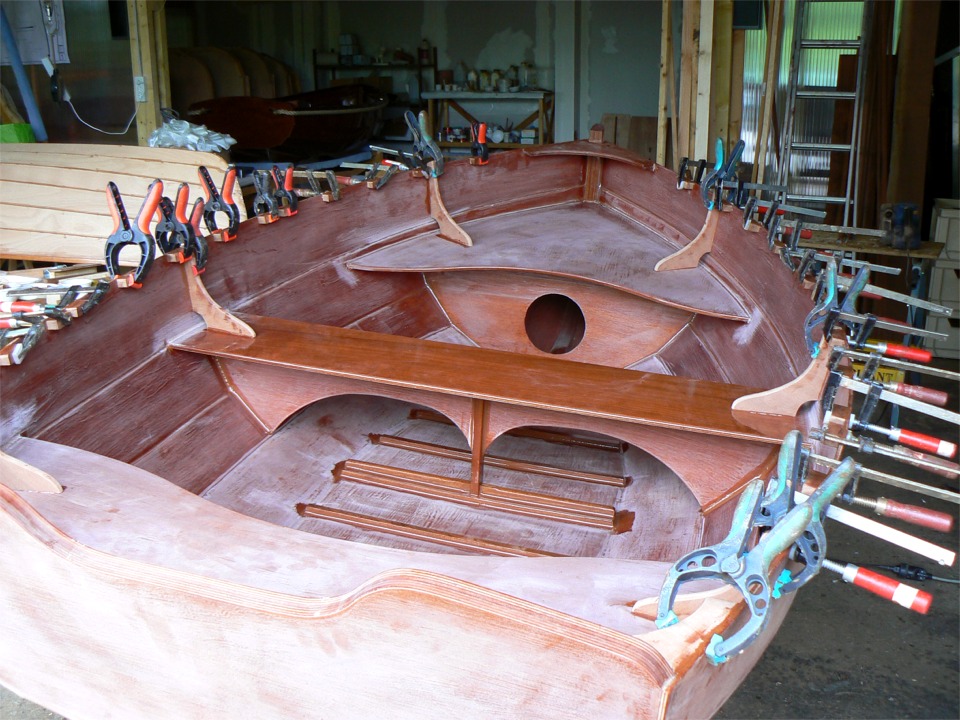 Les blocs de support de la lisse sont coll&eacute;s, de m&ecirc;me que les courbes des si&egrave;ges. Celles-ci sont "&eacute;querr&eacute;es", c'est &agrave; dire qu'elles sont &agrave; angle droit par rapport au bord&eacute;. Pas opposition, les cloisons, orthogonales par rapport &agrave; la ligne de quille, sont "d&eacute;voy&eacute;es". 