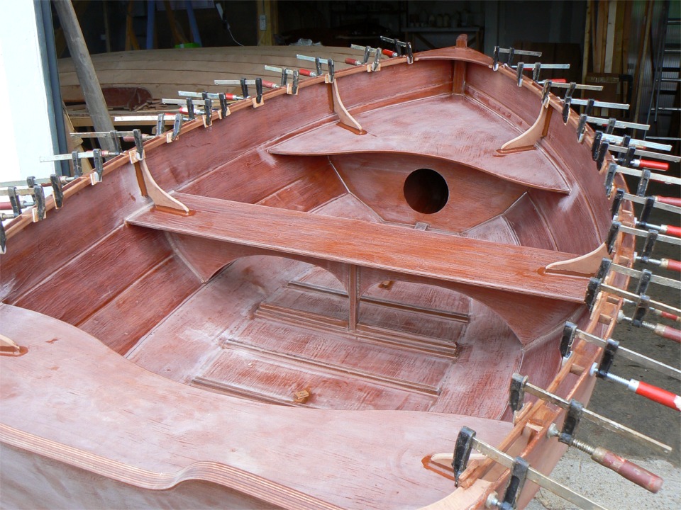 Collage des lisses. J'ai aussi fait de petits joints-cong&eacute;s autour des courbes des si&egrave;ges, moins pour l'esth&eacute;tique que pour la solidit&eacute;. 