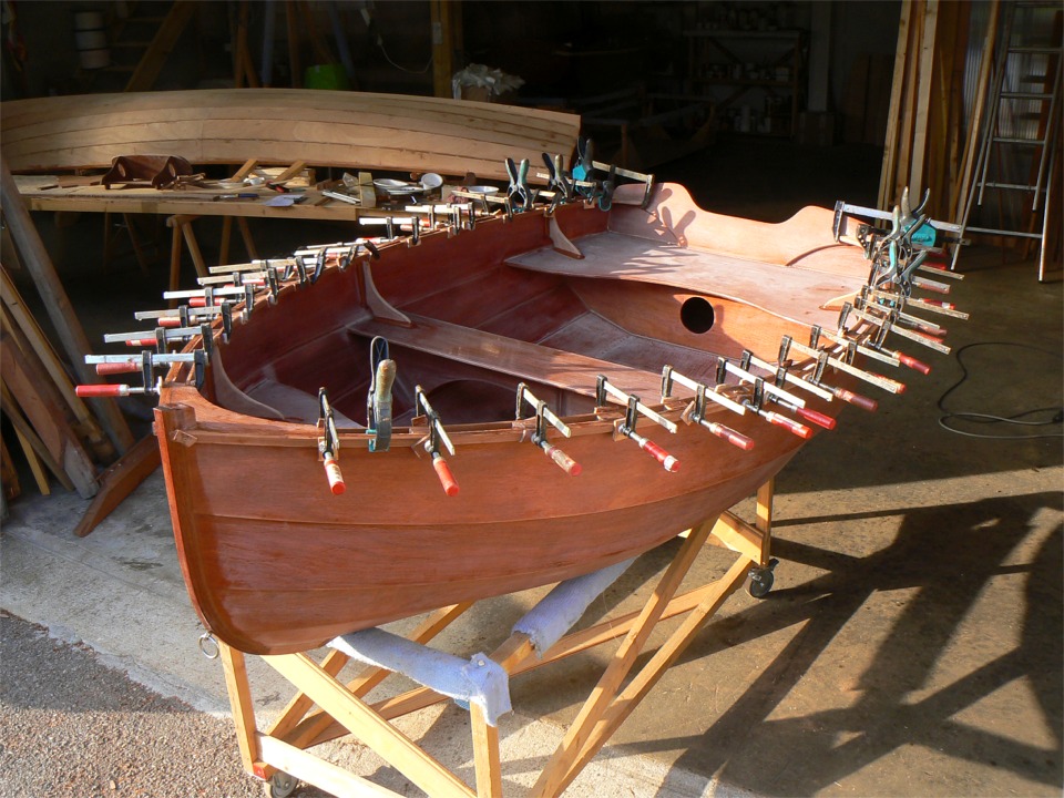 Collage des listons, apr&egrave;s durcissement du collage des lisses. Admirez la jolie lumi&egrave;re du soir de la plus longue journ&eacute;e de l'ann&eacute;e. 