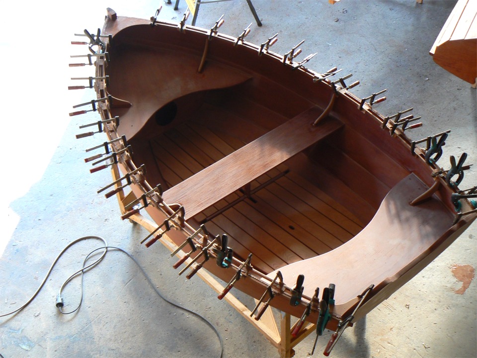 J'ai install&eacute; les planchers afin de positionner leur taquet de fixation. Les planchers d&eacute;passent des "varangues" sur les cot&eacute;s pour affleurer sur les galbords. 