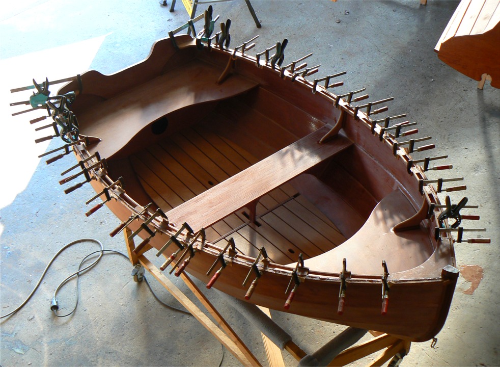 Pour les mettre en place ou les retirer, il faudra lb&eacute;rer le taquet de fixation en le tournant d'un quart de tour, soulever le demi plancher cot&eacute; milieu et le reculer sur l'&eacute;pontille du banc central (gr&acirc;ce aux fentes pr&eacute;vues), puis lever l'autre extr&eacute;mit&eacute; pour passer le banc avant ou arri&egrave;re afin de l'extraire en biais. 