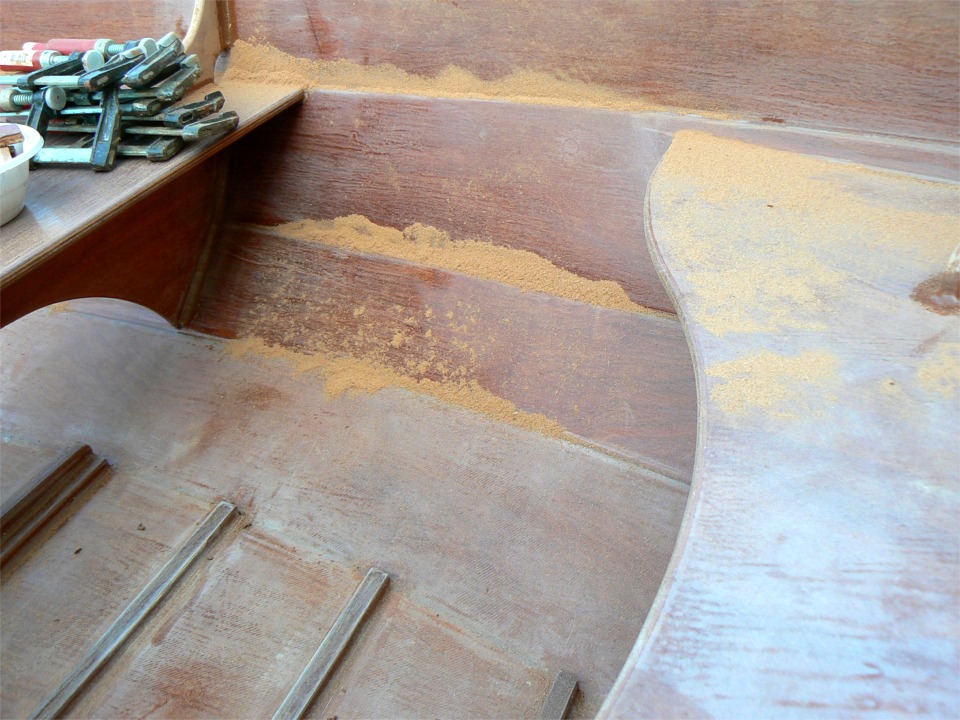 J'ai pass&eacute; le "tank" (la ponceuse &agrave; bande) sur les listons et les lisses int&eacute;rieures et je suis impressionn&eacute; par la quantit&eacute; de poussi&egrave;re produite. 