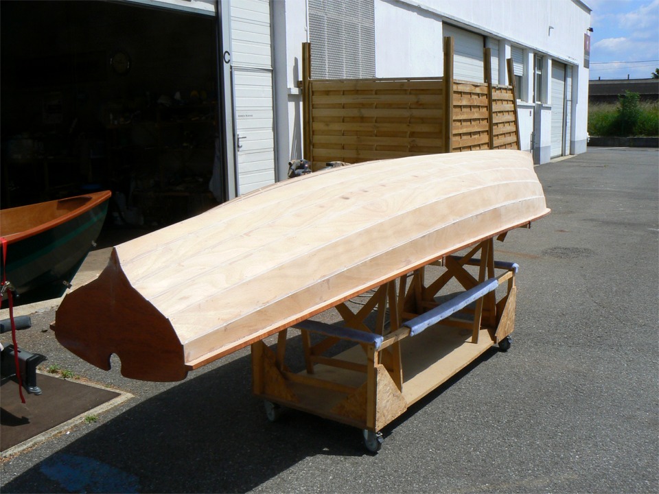 Pendant ce temps (&agrave; Vera Cruz), j'ai sorti la Yole de Chester pour gratter-poncer les joints sur l'ext&eacute;rieur de la coque. 