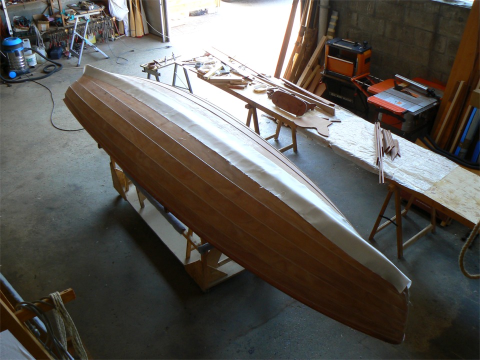 J'ai coupé le tissu et je suis prêt. Je n'ai pas encore posé la bande de tissu de l'étrave (elle ne tient pas sans résine) ni la pièce de liaison au brion, mais elles sont prêtes, hors caméra comme on dit en d'autres lieux. 