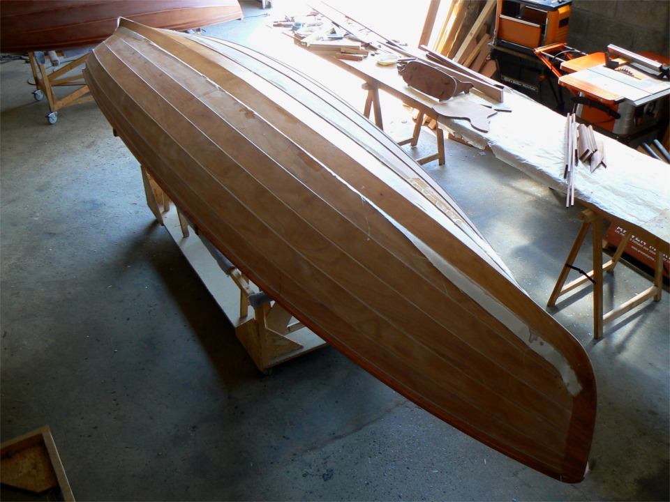 J'ai saturé le tissu de verre, y compris les pièces d'étrave et du brion. Je vais couper le tissu qui dépasse au-delà du joint entre les bordés 1 et 2. 