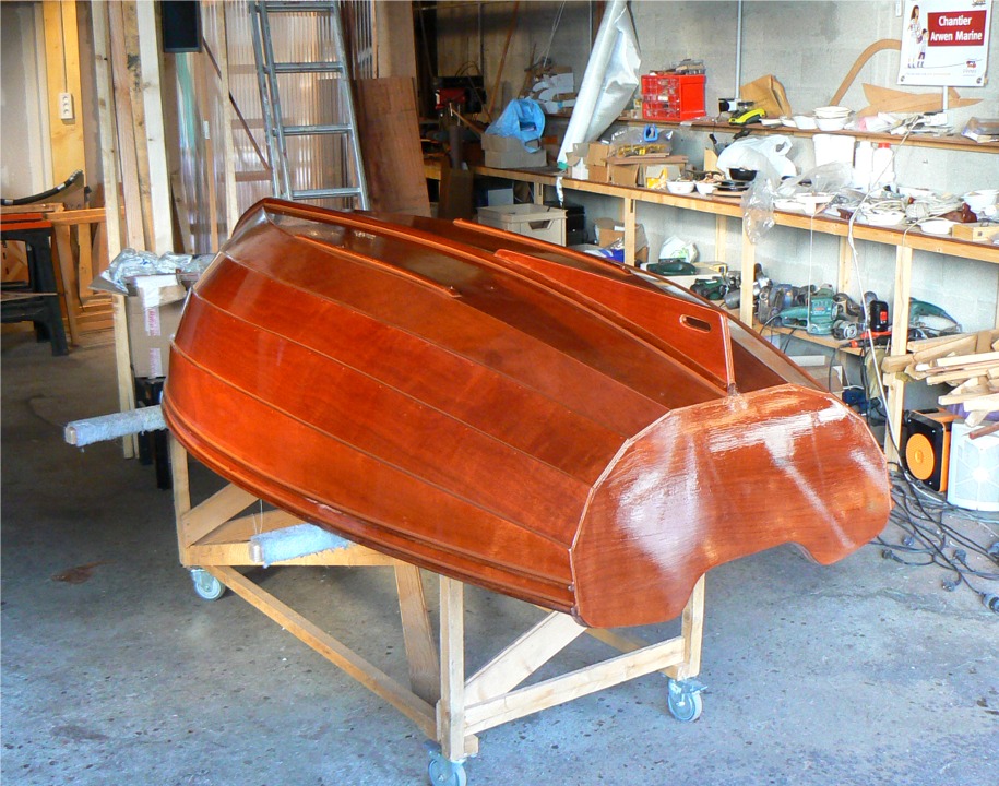 J'ai passé une dernière couche d'époxy sur l'extérieur de l'Arwen. L'aileron est collé, ainsi que les deux petites fauses quilles latérales, qui aideront à protéger le vernis de la sole.