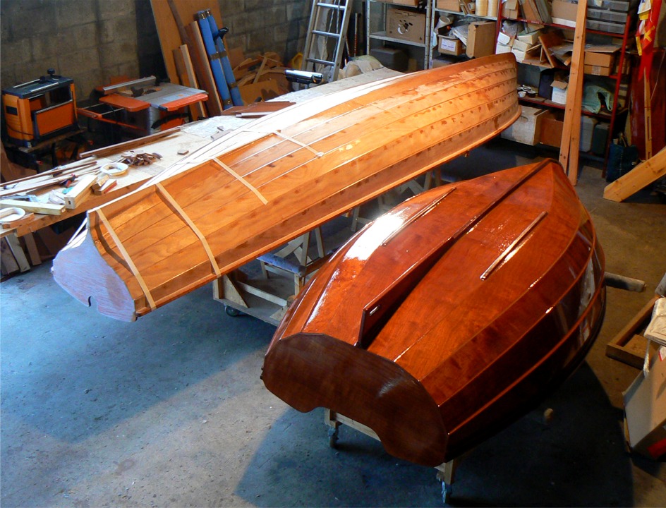 J'ai collé le skeg sur la Yole de Chester. Il reste encore à appliquer les stratifications de renfort de part et d'autre de cet aileron. 